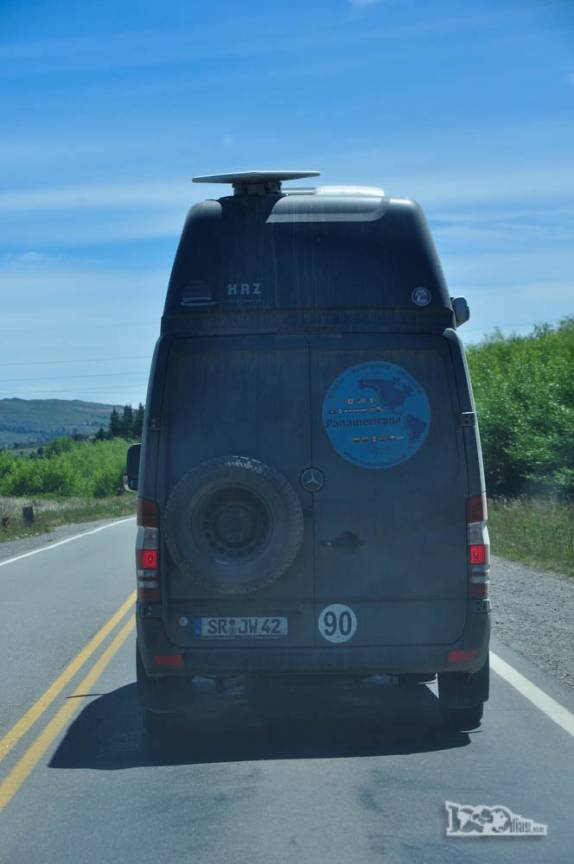 Saindo de Trevelin rumo ao sul da Argentina, encontro com outro carro (europeu) de viajantes